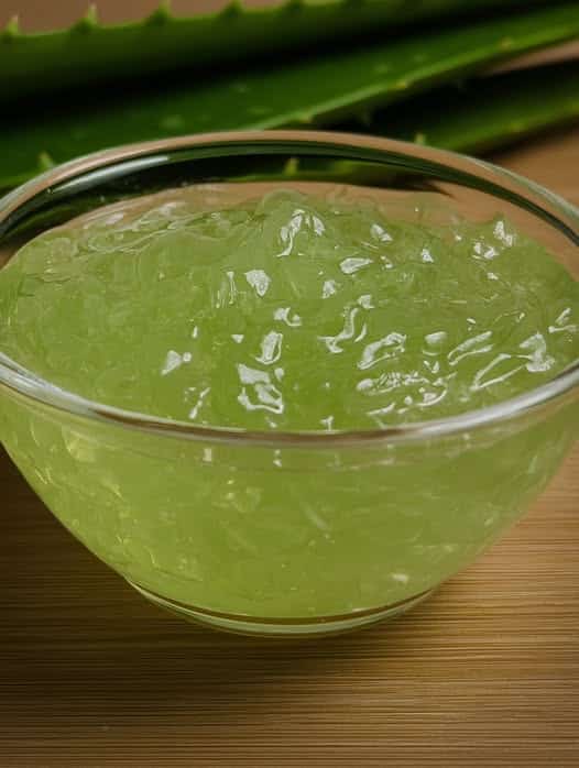 Gel natural de aloe vera casero en un bol de vidrio, ideal para regenerar la piel